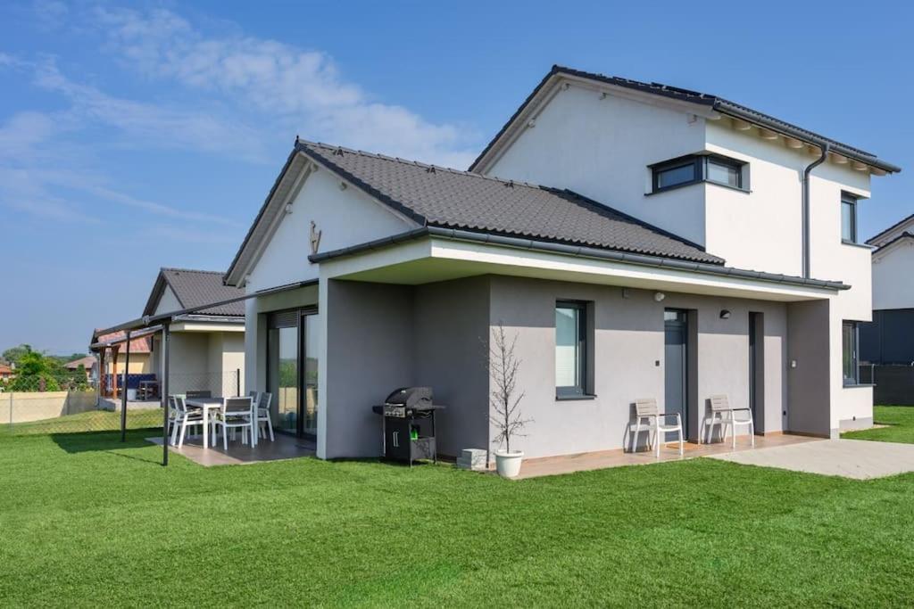 Abg House Ecser Exterior photo